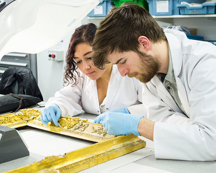 Students conserving a photo frame