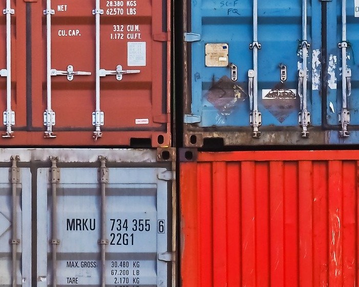 Coloured transport containers
