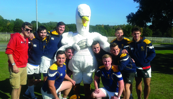 The Students' Union rugby team posing with mascot Swanny